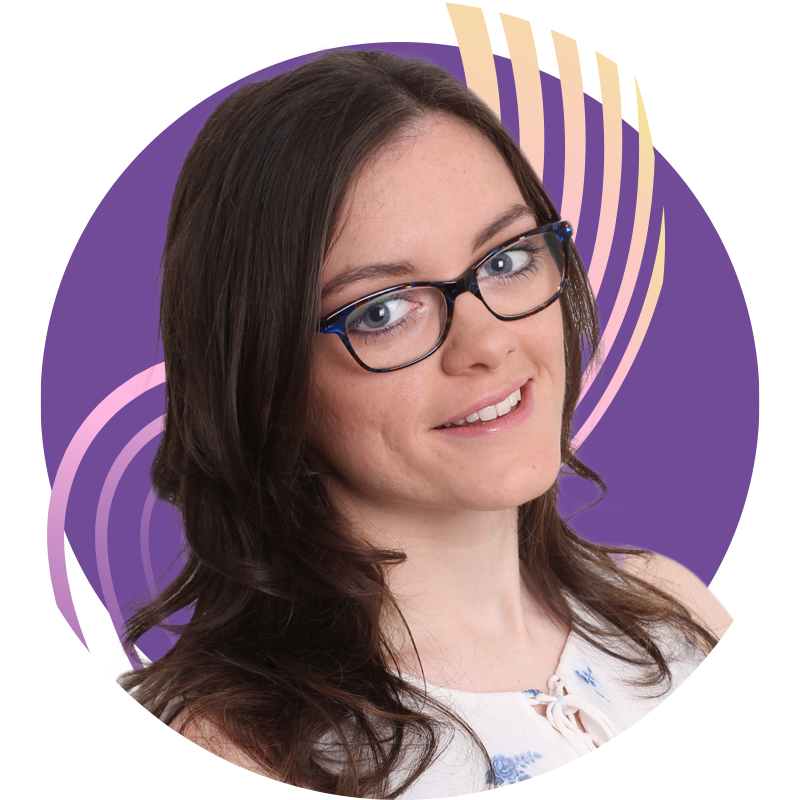 Avatar de Céline pour Graphicaliste, jeune femme brune avec des lunettes sur fond violet et rayures jaunes/orangées