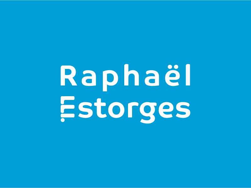Logo de Raphaël Estorges blanc sur fond bleu, typographie moderne et épurée.