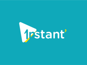 Logo 1nstant’ blanc et jaune sur fond bleu turquoise, design dynamique arrondi avec flèche en arrière plan.