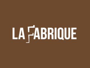 Logo du projet La Fabrique avec une typographie moderne et minimaliste sur un fond brun.