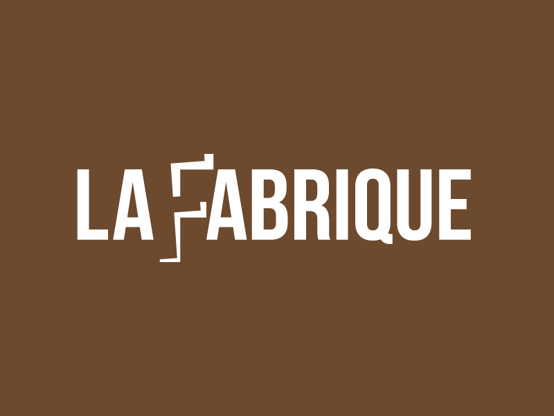 Logo du projet La Fabrique avec une typographie moderne et minimaliste sur un fond brun.