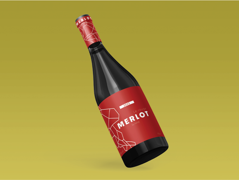 Bouteille de vin Merlot sur fond vert, avec une étiquette élégante en rouge et blanc, design épuré.