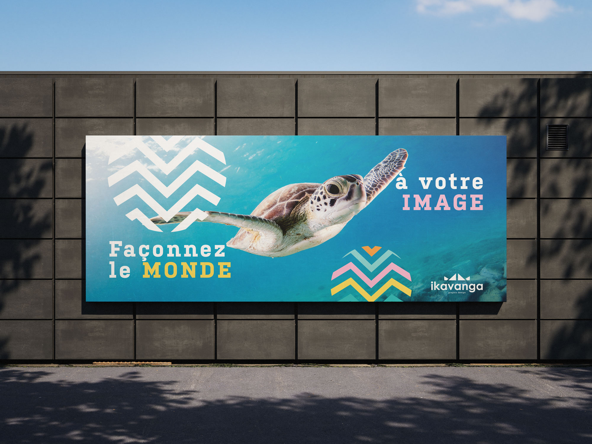 Grand panneau publicitaire avec le logo Ikavanga et une tortue marine, mettant en avant une identité visuelle pour graphiste dynamique et impactante.