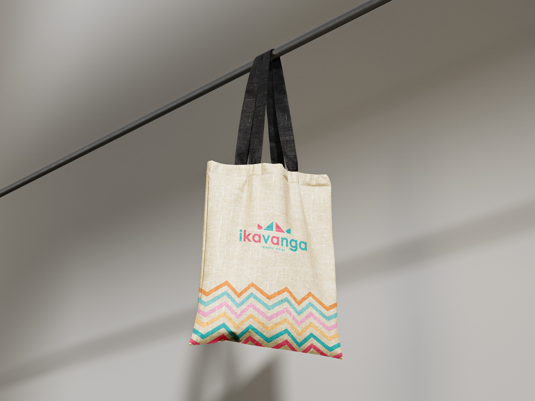 Tote bag avec le logo et les motifs graphiques Ikavanga, une représentation tangible de l'identité visuelle pour graphiste dans un univers créatif.