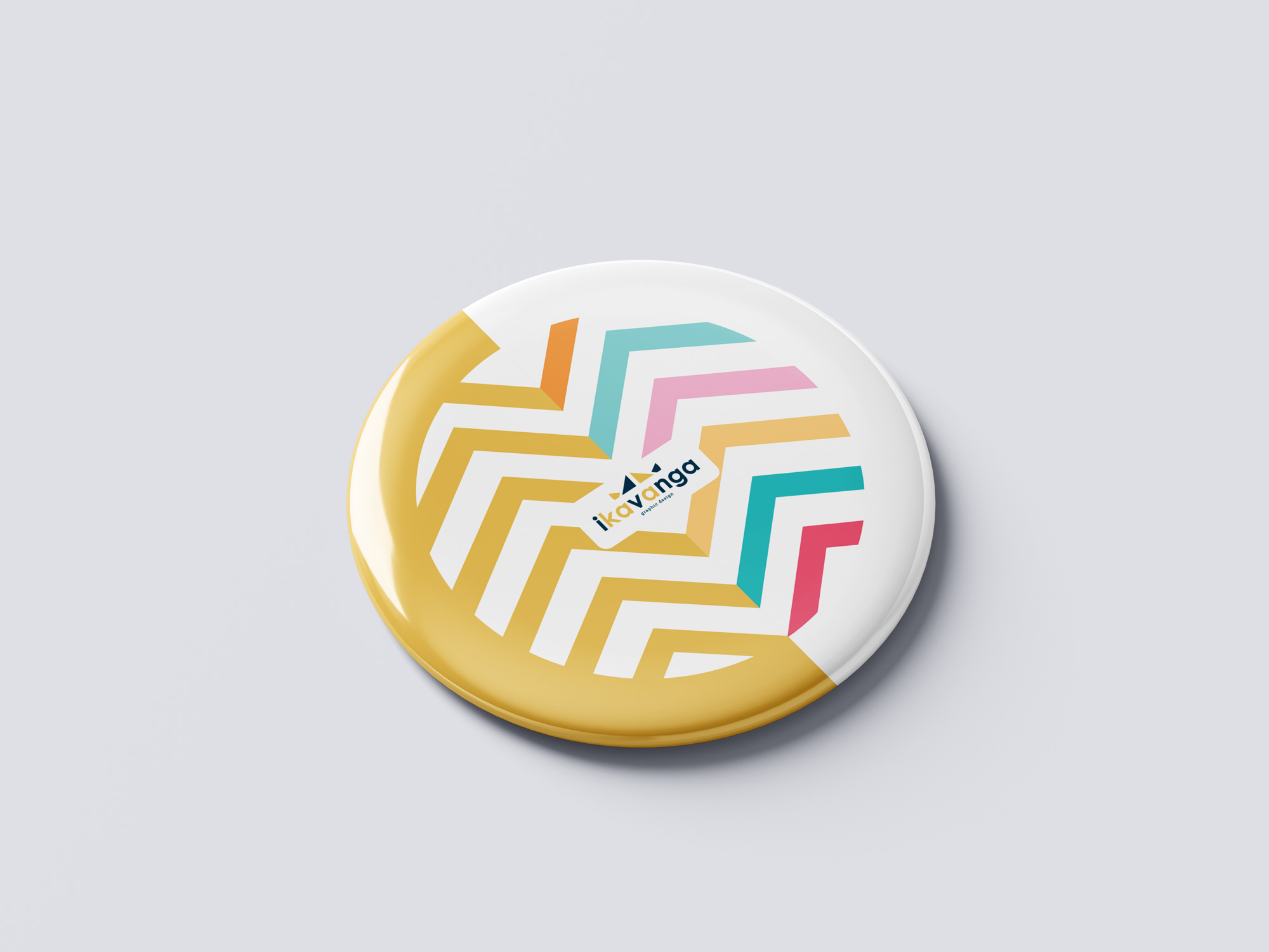 Badge rond aux couleurs Ikavanga, mettant en avant une identité visuelle pour graphiste soignée et contemporaine.