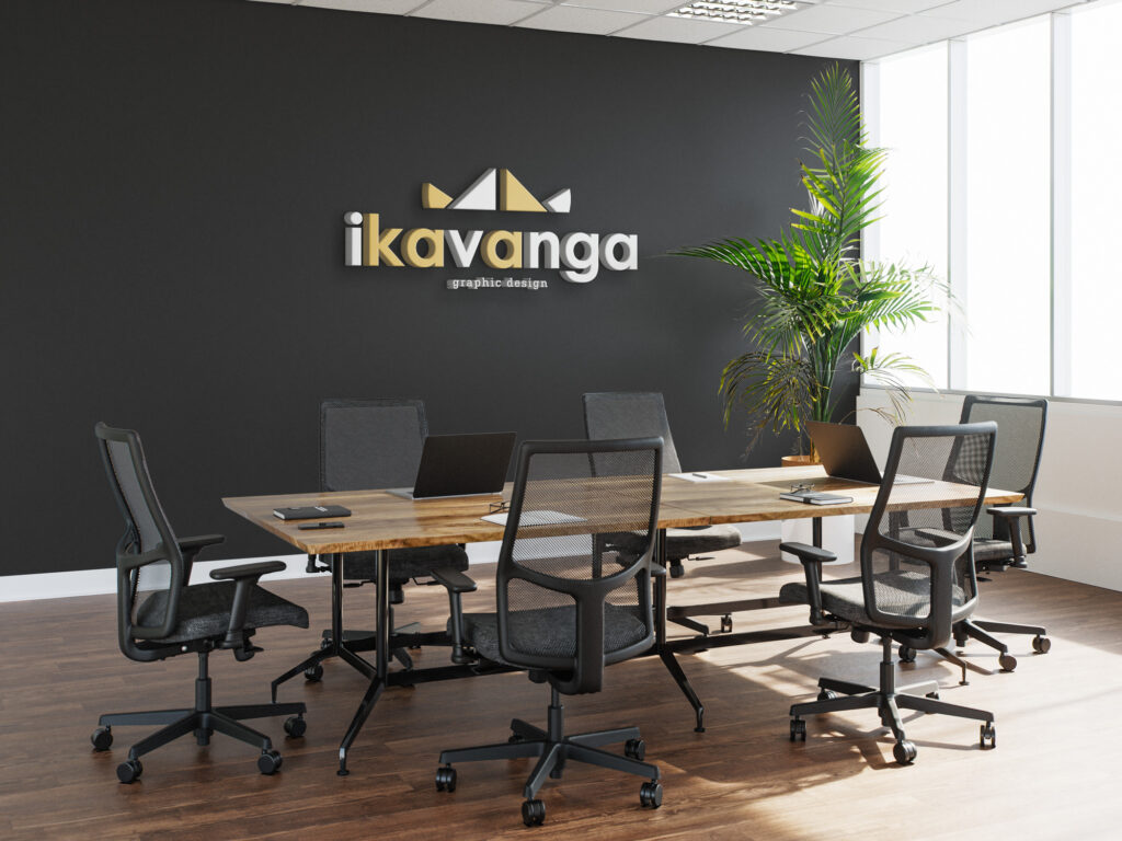 Logo Ikavanga en relief sur un mur noir dans une salle de réunion moderne, représentant une identité visuelle pour graphiste alliant professionnalisme et créativité.