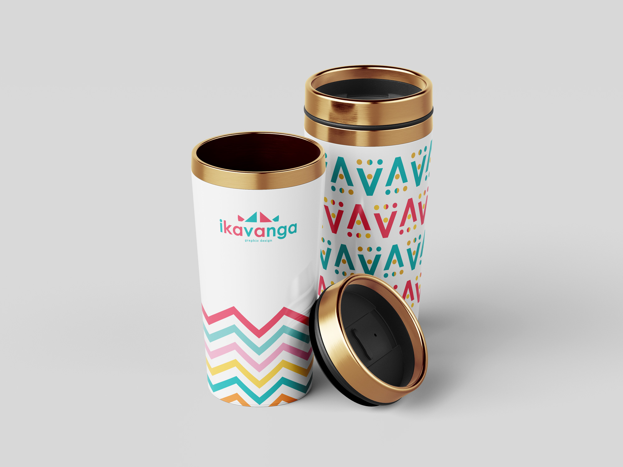 Mug de voyage personnalisé avec l’identité visuelle d’un graphiste : design coloré, chevrons et logo Ikavanga, représentant un branding moderne et créatif.
