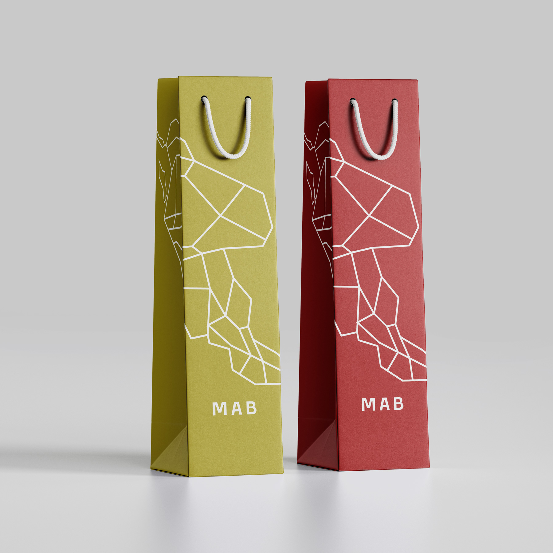 Deux sacs à vin élégants, l’un en rouge profond et l’autre en vert olive, décorés d’un motif géométrique représentant un animal stylisé et un logo minimaliste "MAB".