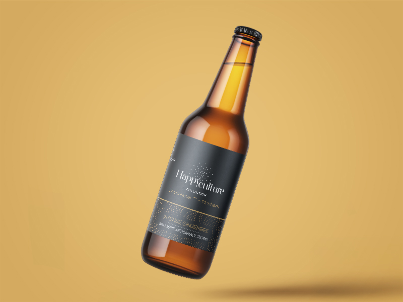 Bouteille de bière Storig sur fond doré avec une étiquette minimaliste et élégante, illustrant une création d'étiquette de bière raffinée et premium.