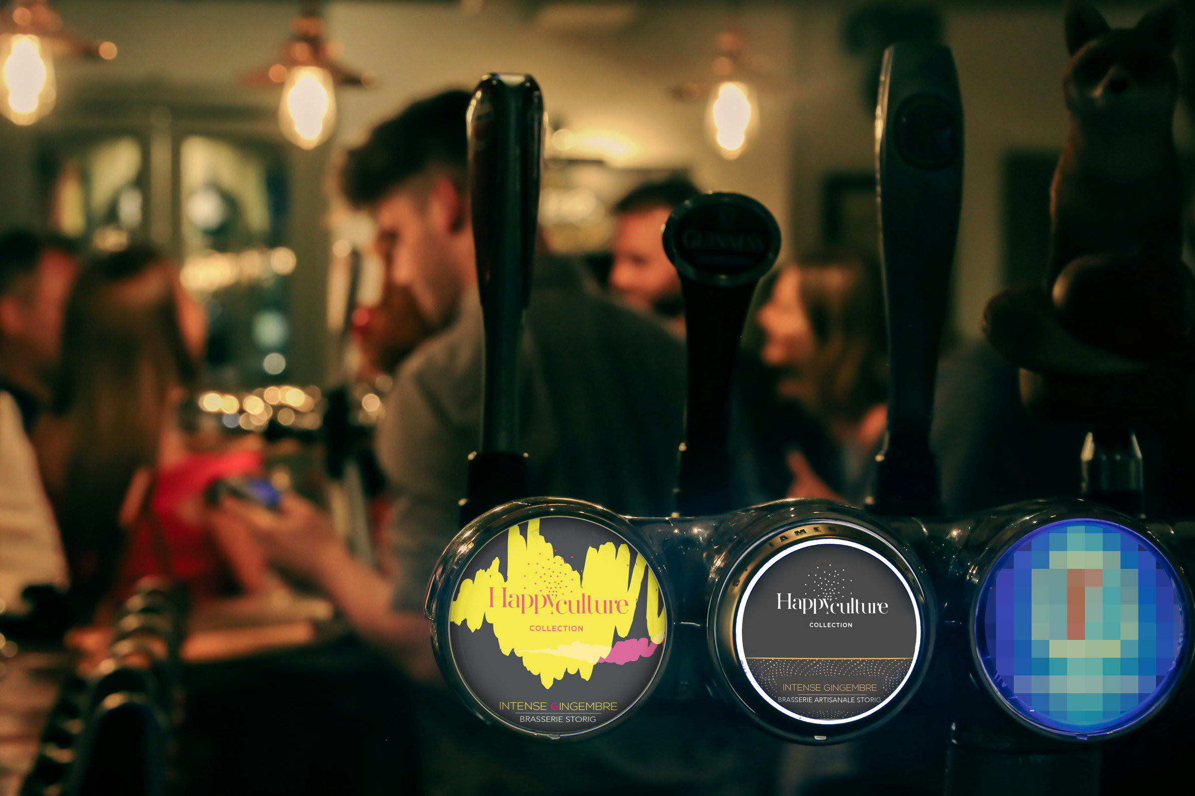 Design d'étiquette de bière Storig appliqué sur un cavalier de pompe à bière dans un bar, illustrant l'identité visuelle et l'impact de la charte graphique sur le point de vente.