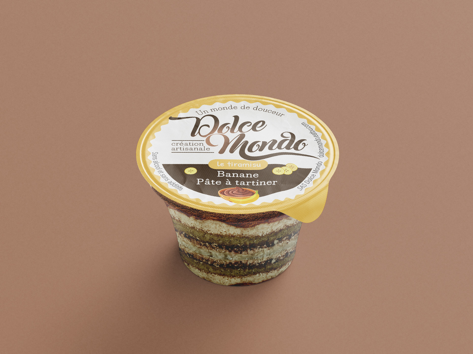 Mockup tiramisu Dolce Mondo - saveur banane avec packaging premium et branding artisanal.