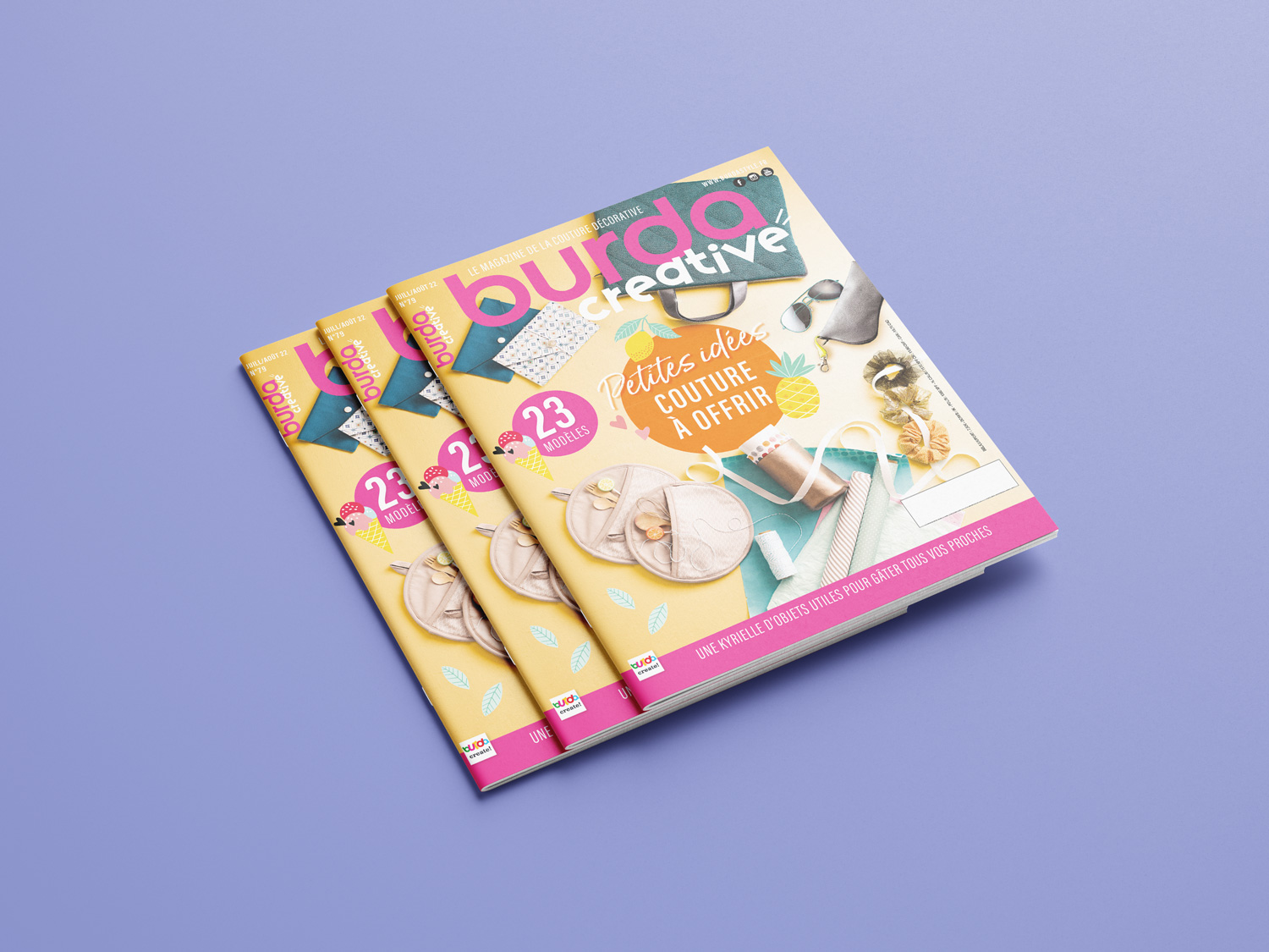 Mockup de plusieurs exemplaires du magazine Burda Creative, illustrant l'application du logo pour magazine de couture sur une couverture colorée et moderne.