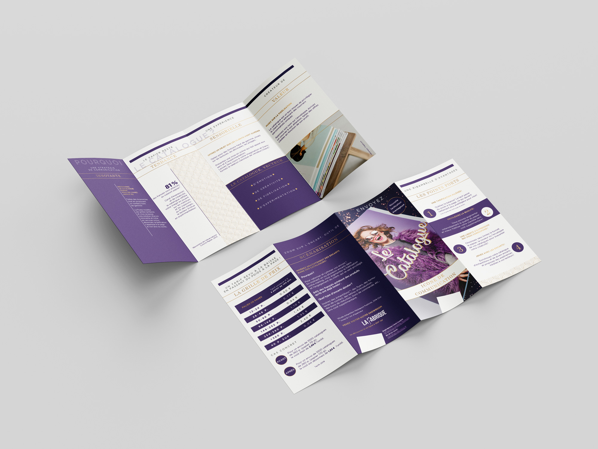 Vue recto/verso de dépliant 4 volets blanc, doré et violet pour une offre de catalogue. Création graphique, présentation élégante et soignée.