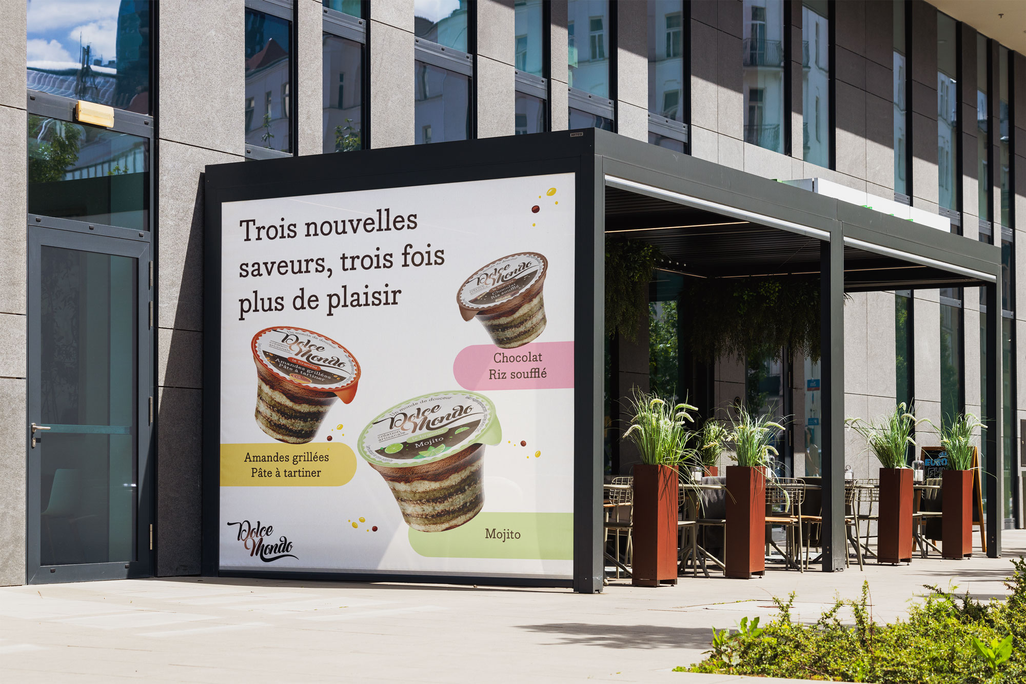 Affichage urbain Dolce Mondo - publicité mettant en avant trois nouvelles saveurs de tiramisu artisanal.