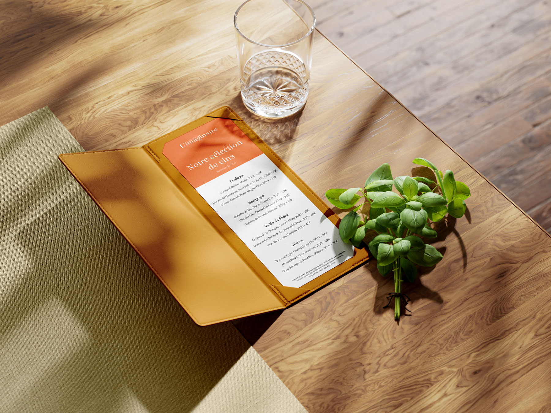Carte des vins du restaurant L'Imaginaire, disposée sur une table en bois avec des éléments naturels.