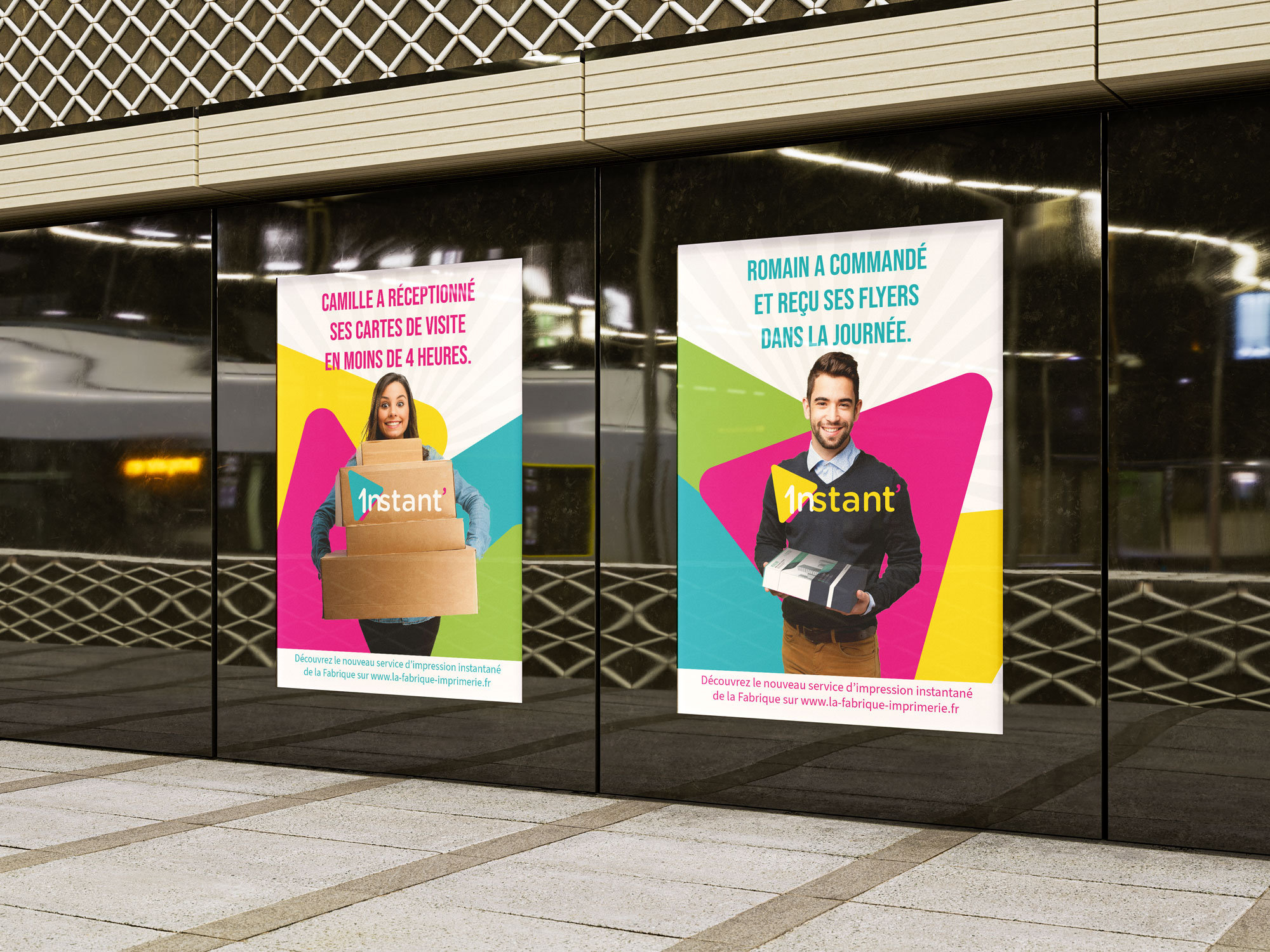 Affiches publicitaires pour une imprimerie affichées sur une vitrine, mettant en avant l'identité visuelle avec des couleurs vives et un design dynamique.