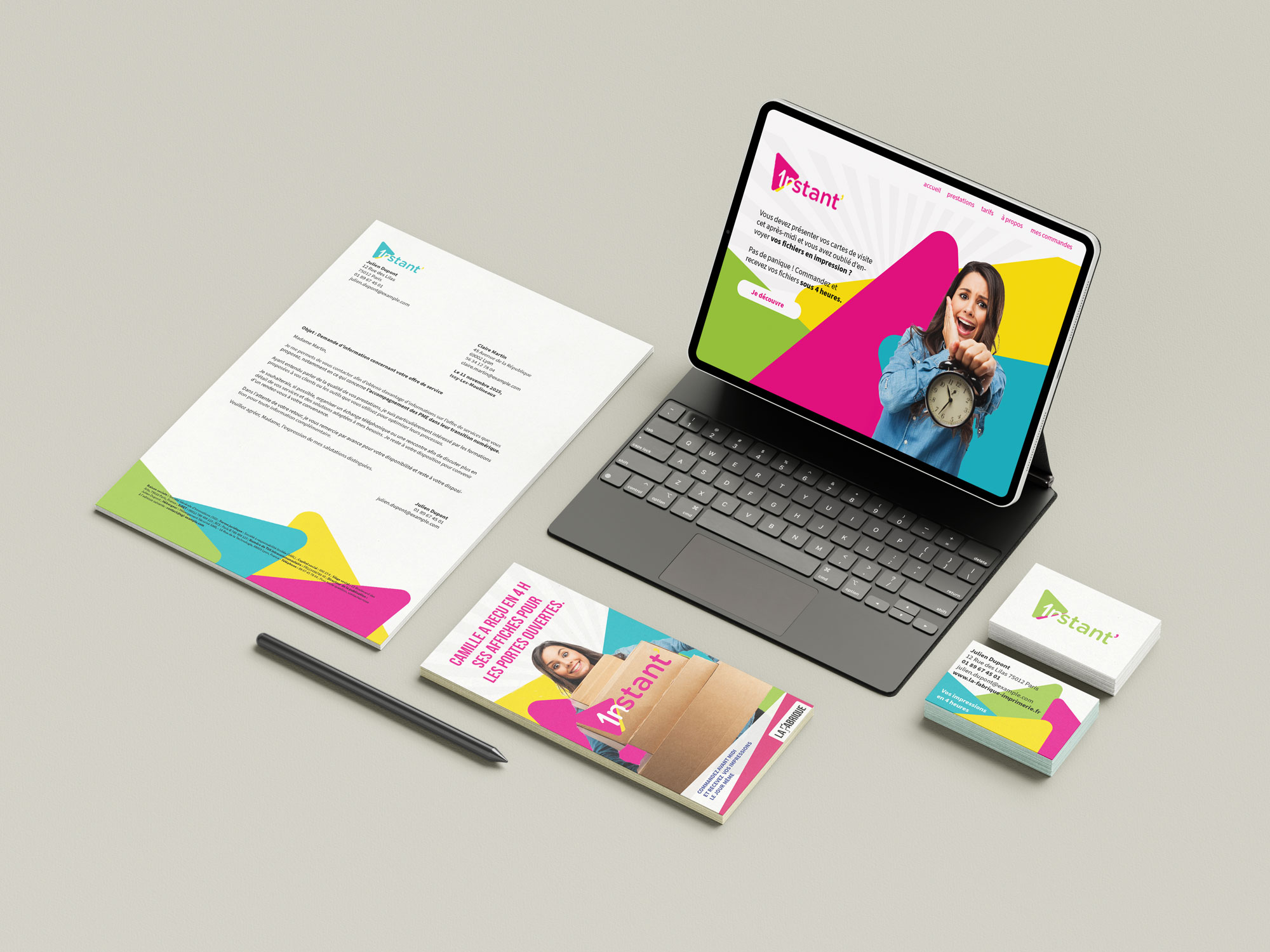 Papeterie et supports de communication imprimés pour une imprimerie, incluant une lettre à en-tête, des cartes de visite et une interface web, reflétant une identité visuelle colorée et moderne.