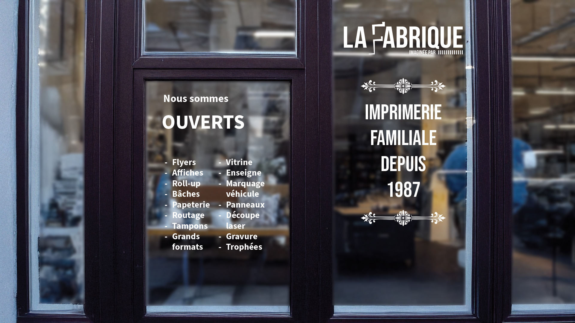 Création de logo pour imprimerie : vitrine de l'imprimerie La Fabrique avec services affichés sur le verre