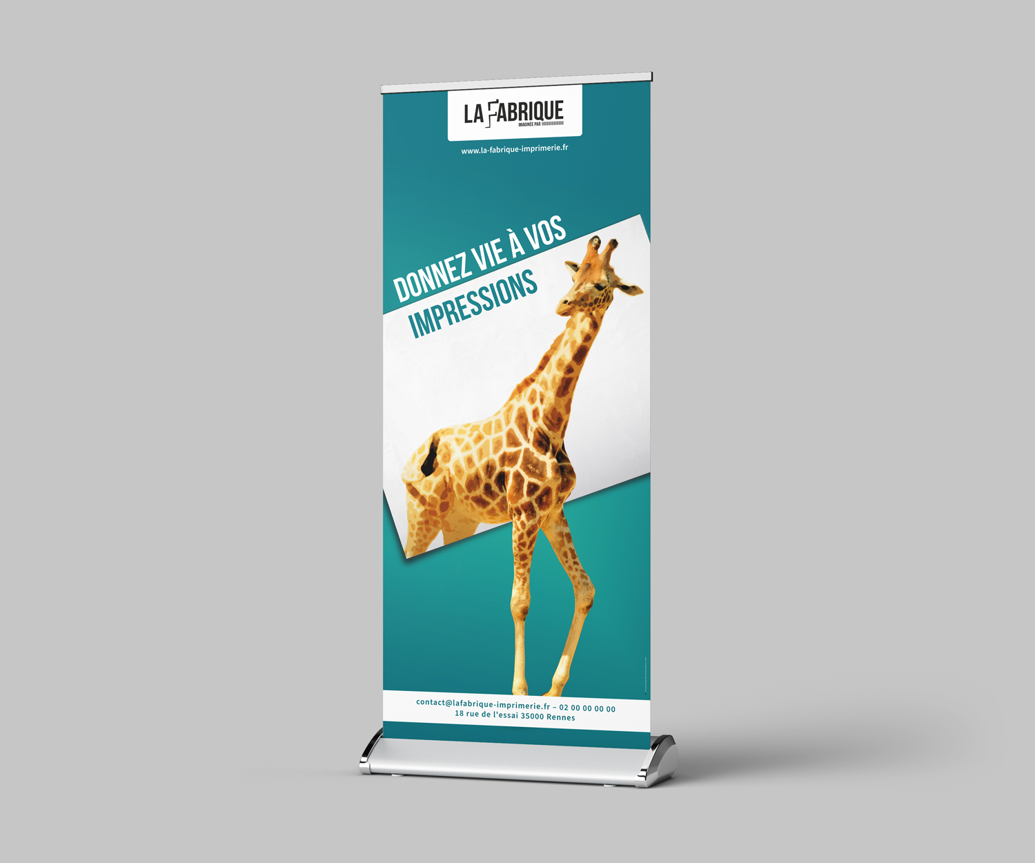Roll-up promotionnel pour l'imprimerie La Fabrique, mettant en avant un design dynamique avec une girafe et le slogan "Donnez vie à vos impressions"