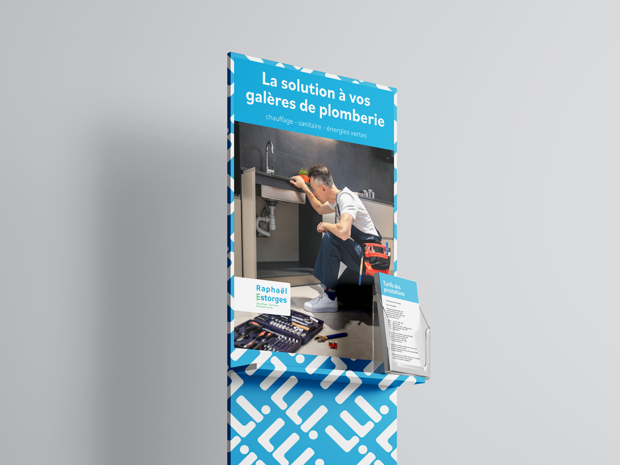 Mockup de présentoir publicitaire illustrant l’identité visuelle pour plombier, avec un design bleu et vert dynamique.
