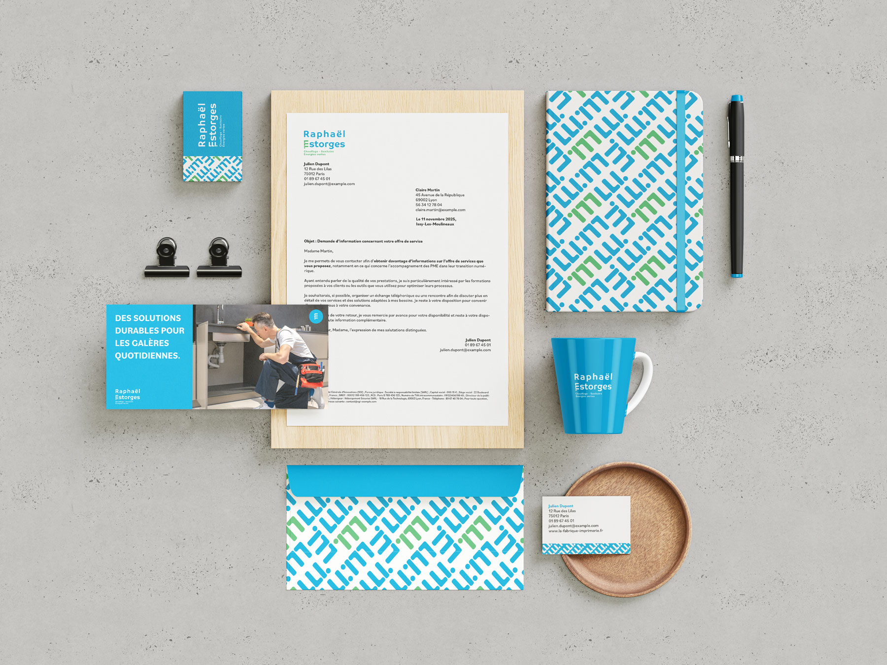 Papeterie professionnelle complète avec l’identité visuelle pour plombier, incluant cartes de visite, enveloppes et carnet personnalisé.
