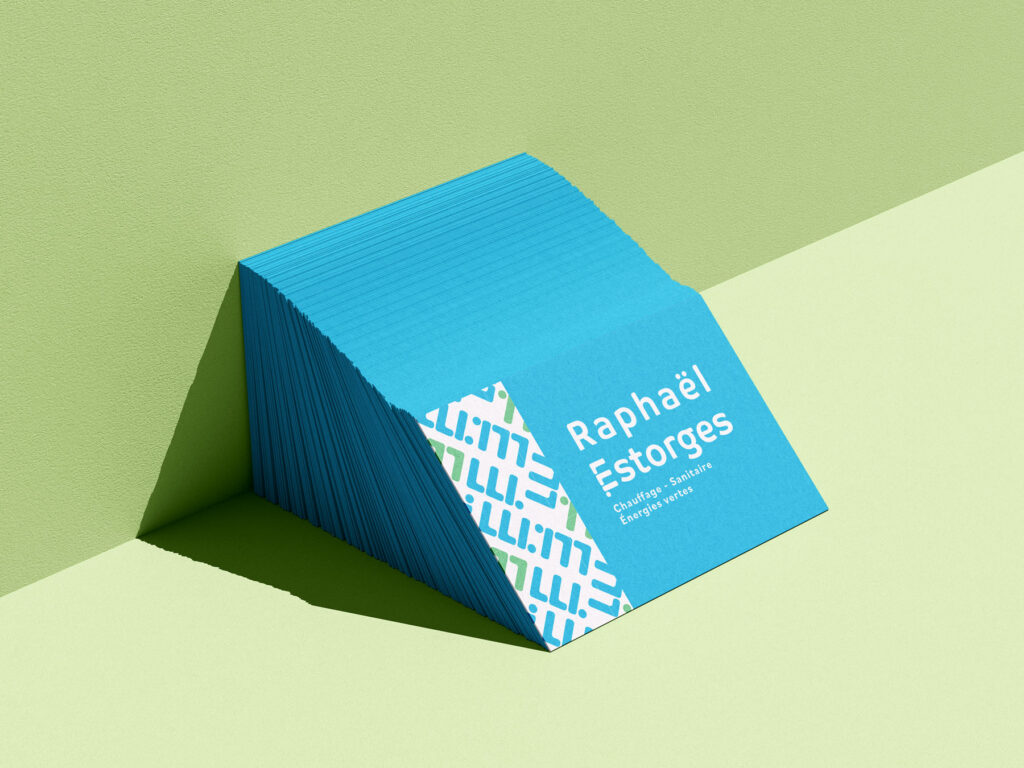 Mockup de carte de visite moderne pour l’identité visuelle d’un plombier, aux couleurs bleu et vert.